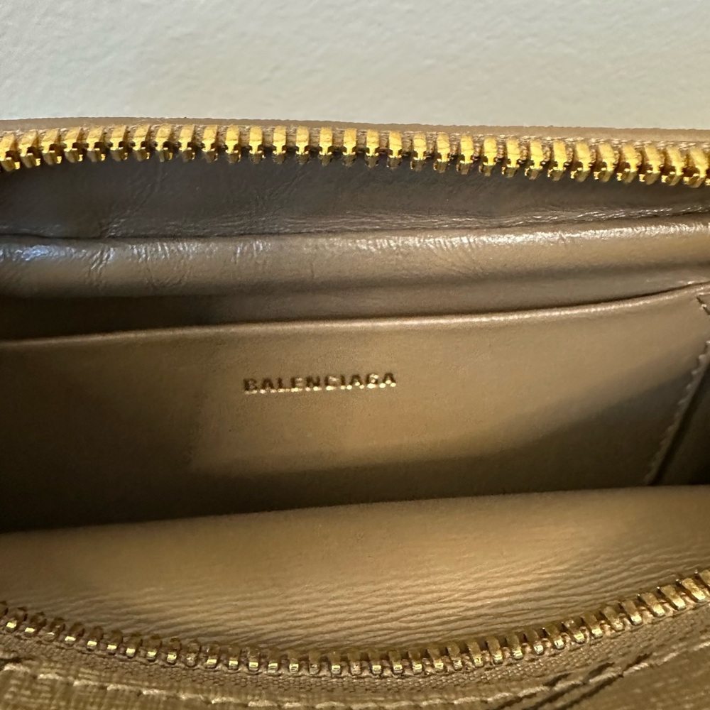 Balenciaga Monogram Bag with Black Logo Pattern - Picture 10 of 11